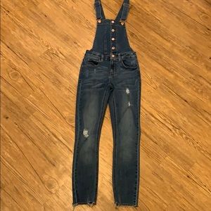 Guess distressed cropped stretchy overalls EUC